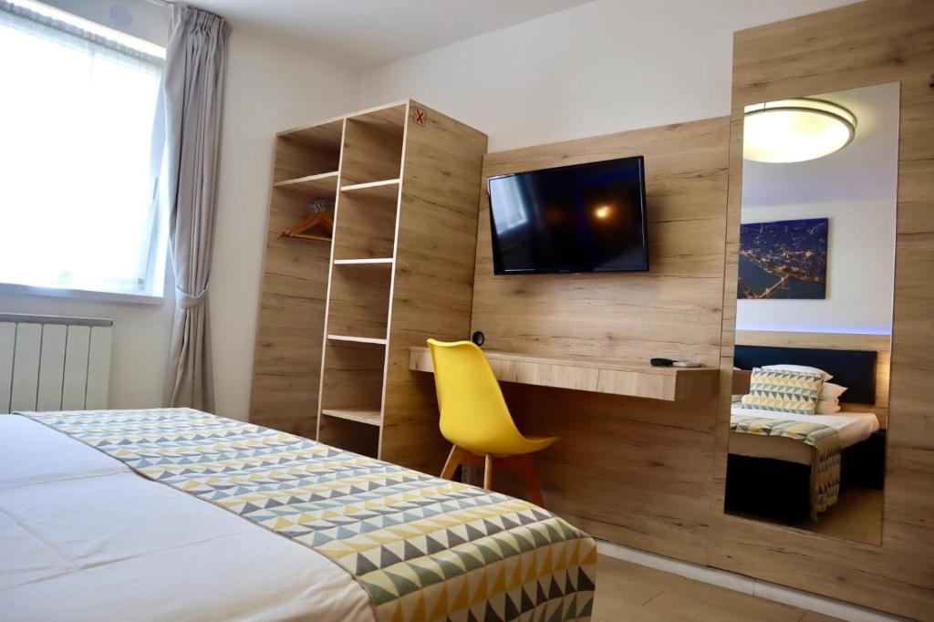 Posteľ alebo postele v izbe v ubytovaní Christina Residence