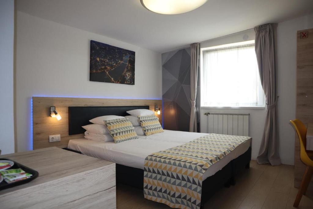 Posteľ alebo postele v izbe v ubytovaní Christina Residence