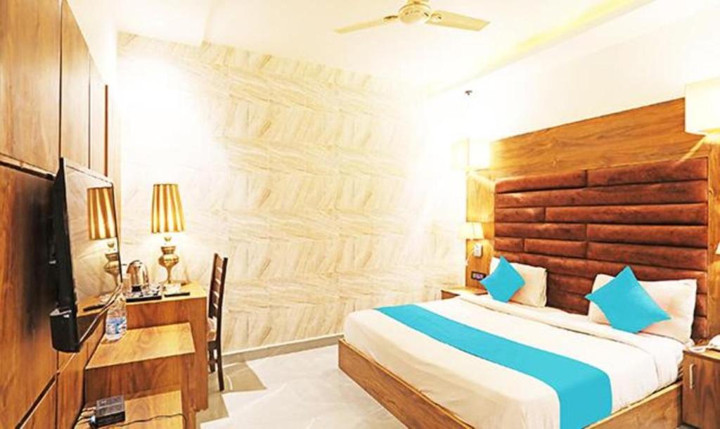 TV a/nebo společenská místnost v ubytování FabHotel Ronald Inn