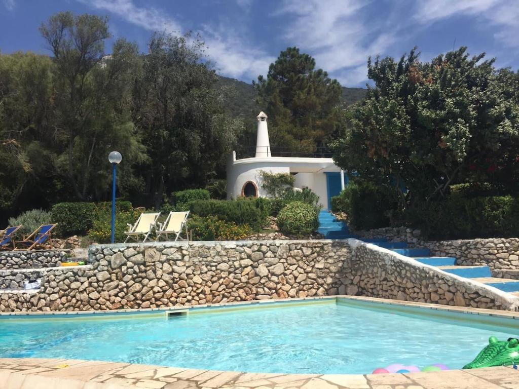 Swimmingpoolen hos eller tæt på Villa Circeo, con piscina e scesa al mare