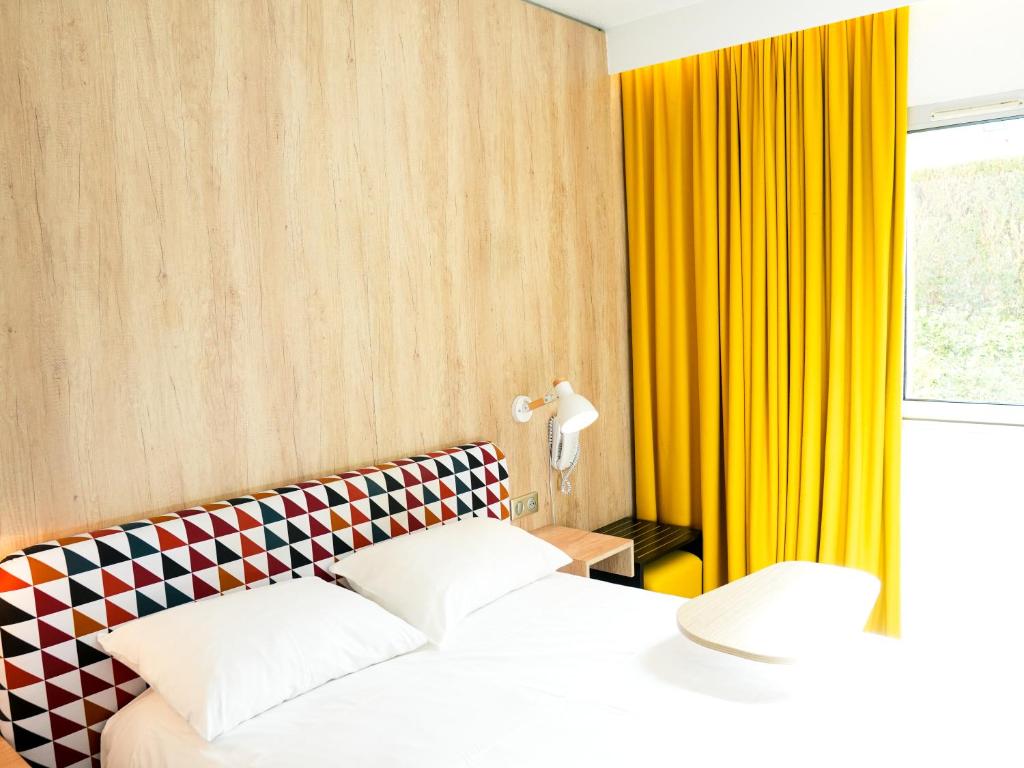 Postel nebo postele na pokoji v ubytování ibis Styles Caen Centre Historique