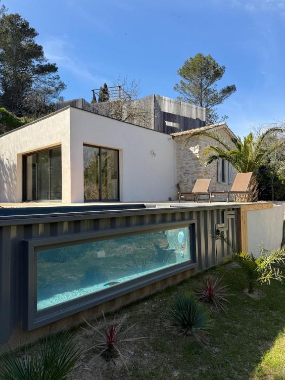une piscine dans l'arrière-cour d'une maison dans l'établissement Le Mazet, Dépendance au cœur de la garrigue, à Nîmes