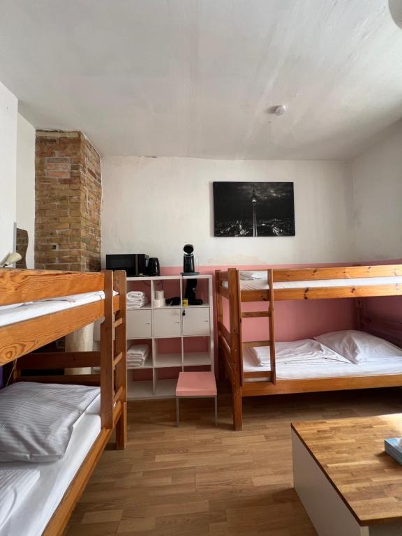 Postel nebo postele na pokoji v ubytování Freiraum Hostel Kreuzberg