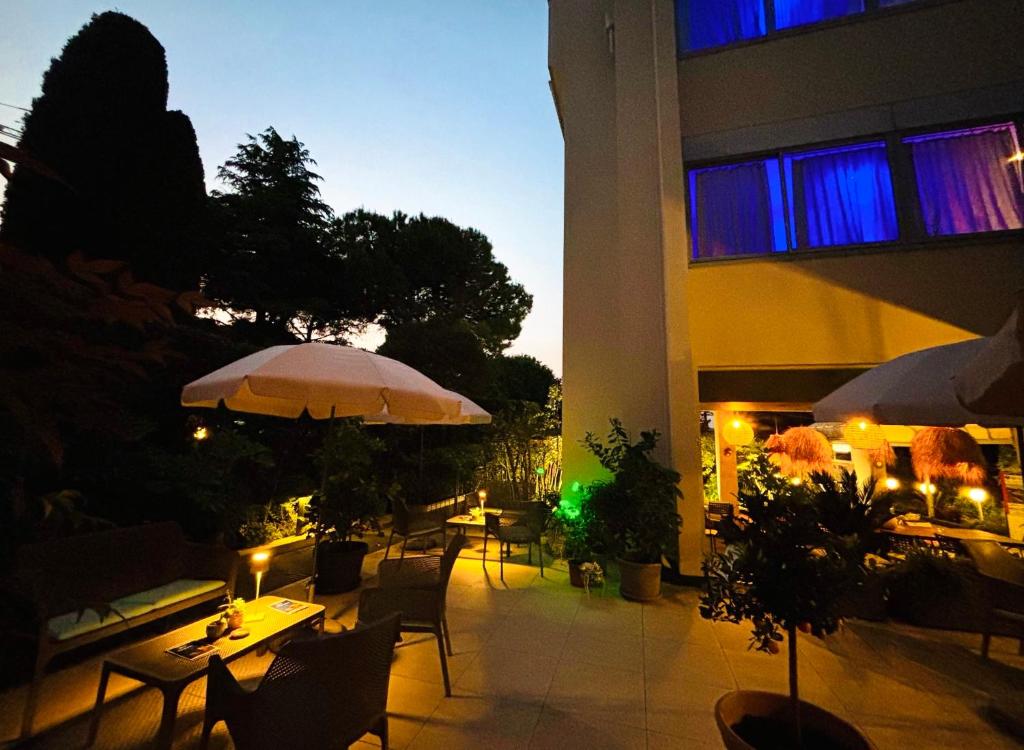 Hotel Alfieriにあるパティオまたは屋外エリア