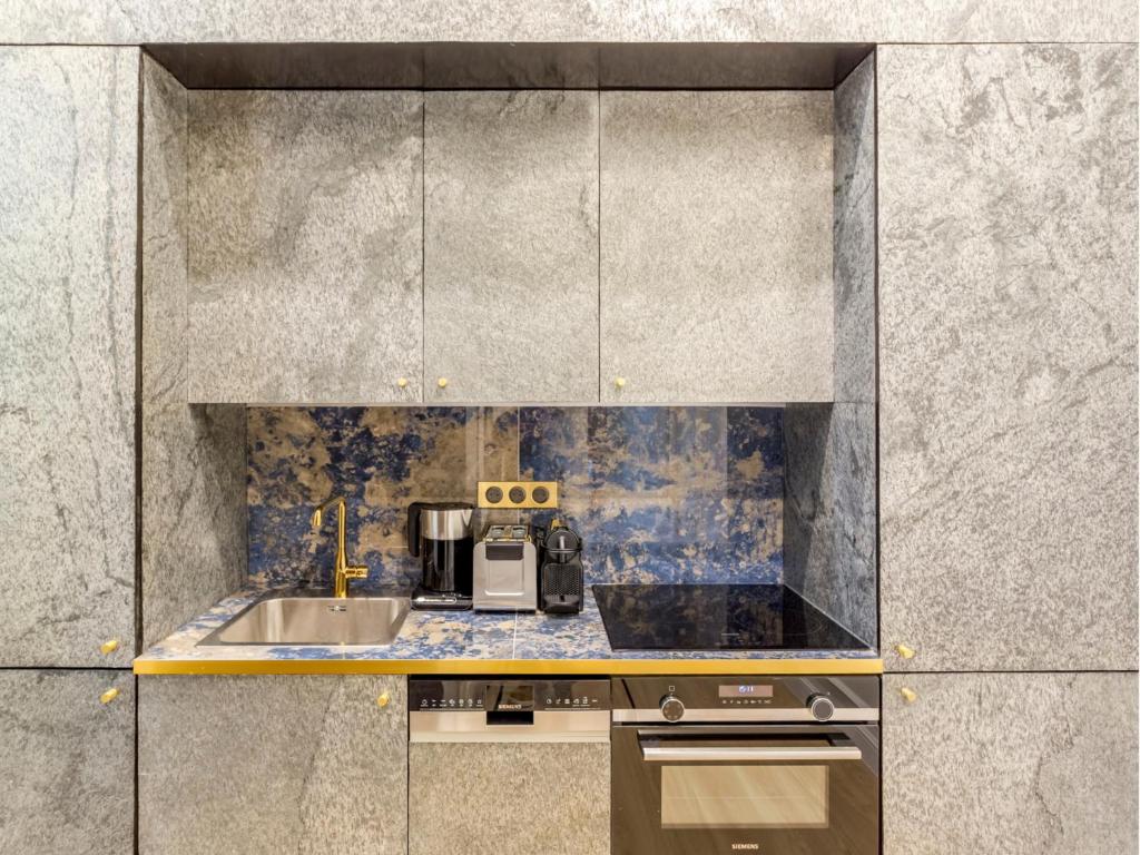 Kuchyňa alebo kuchynka v ubytovaní Merveil - Luxury Suite - Louvre - Marcel III