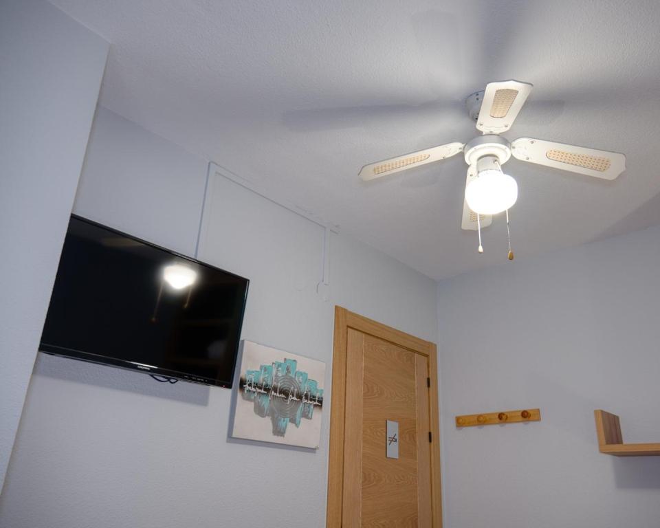 TV a/nebo společenská místnost v ubytování Pensión Pamplonabeds