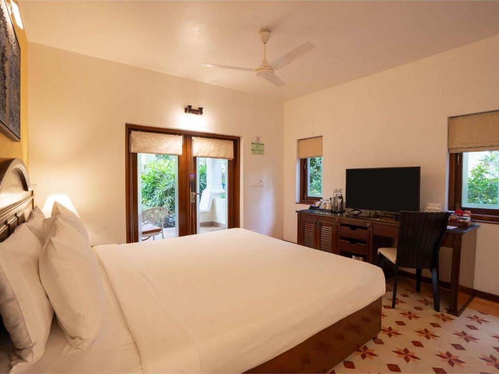 TV a/nebo společenská místnost v ubytování Novotel Goa Dona Sylvia Resort