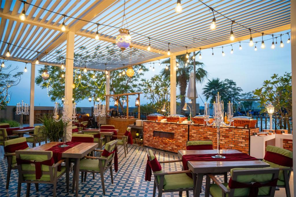 Restaurace v ubytování Radisson Dubai Damac Hills