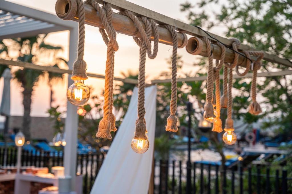 Radisson Dubai Damac Hills - Resim 27