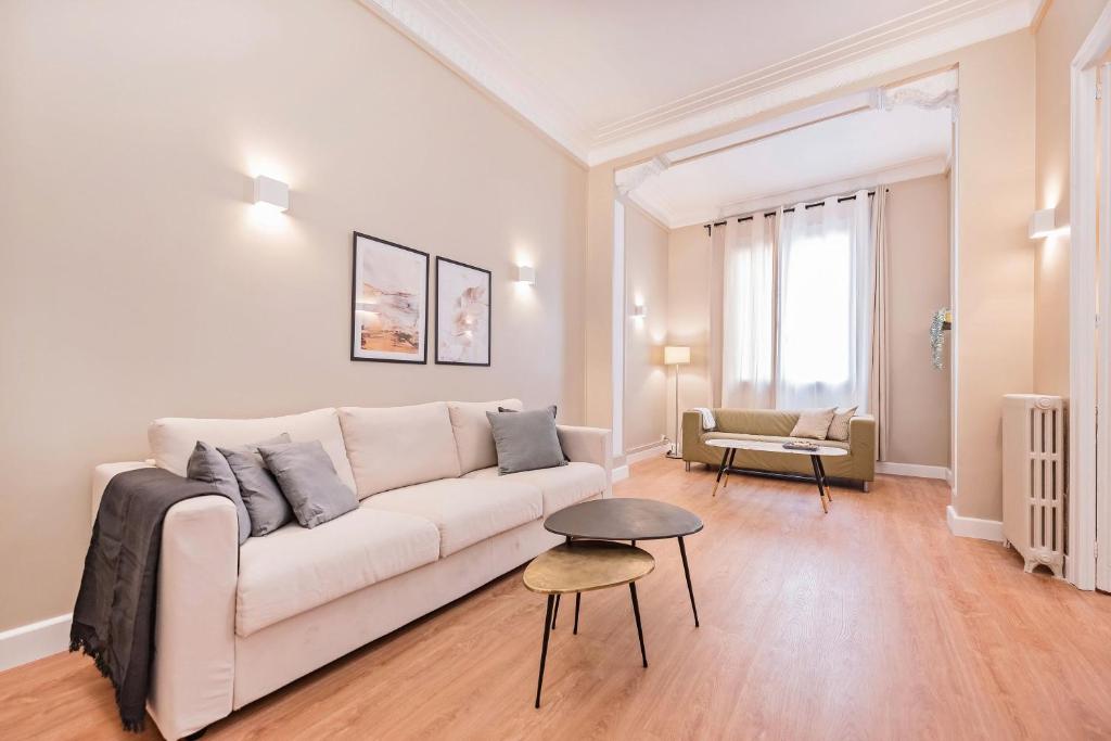 Hotel Sweett - Carrer Sepulveda, a living room with a white couch and a table at Sweett - Carrer Sepulveda in Barcelona