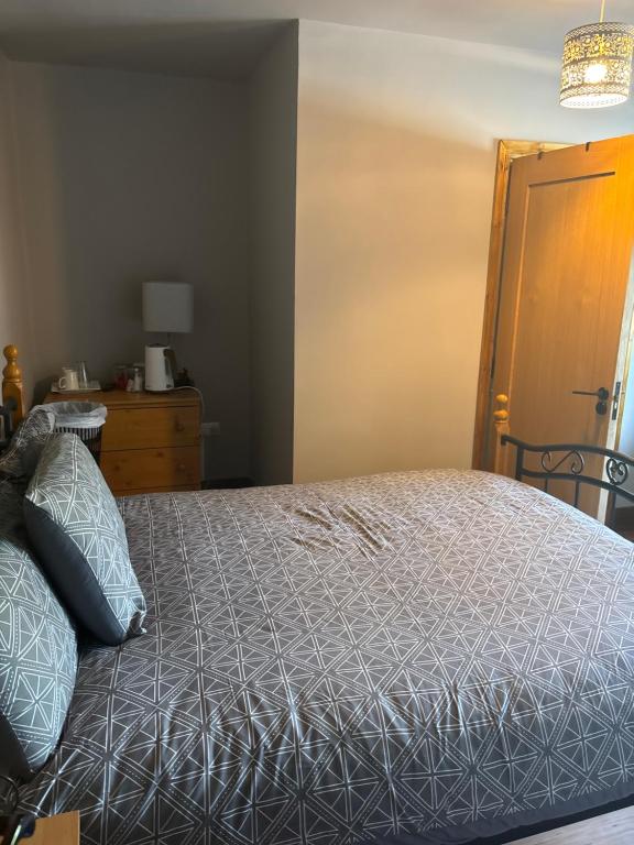 Postel nebo postele na pokoji v ubytování Doughlasha House V93RX64