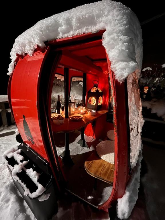 une salle à manger avec une table recouverte de neige dans l'établissement Chalet le Nutshell - au calme - AravisTour, à Thônes
