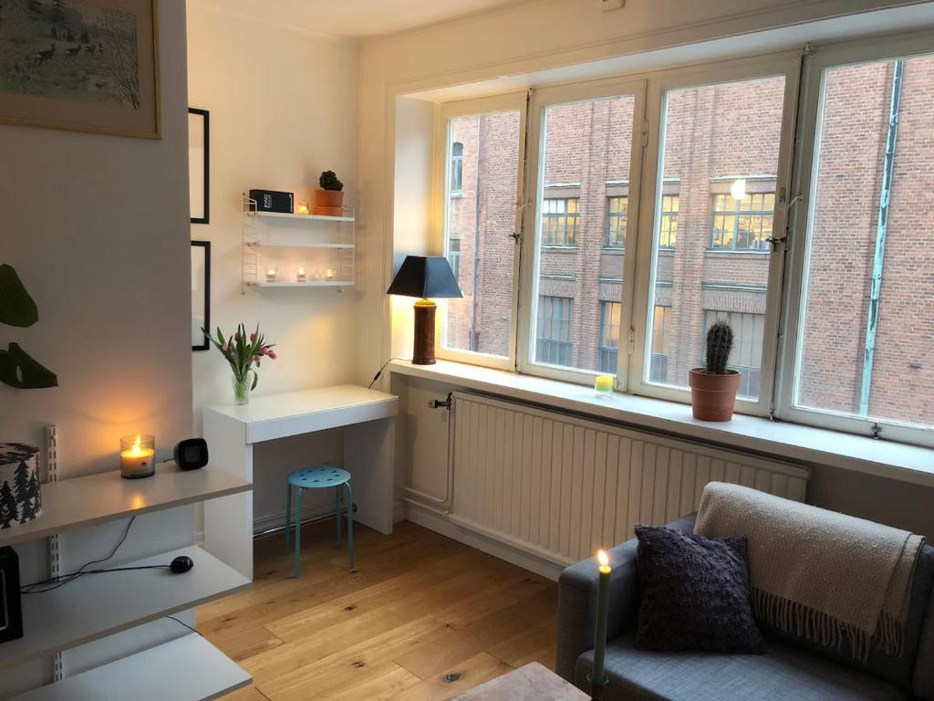 sala de estar con 2 ventanas y radiador en Apartment in So-Fo at Södermalm 24sqm, en Estocolmo