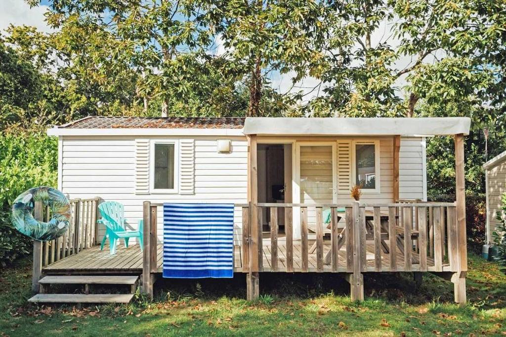 Bygningen som campingpladsen ligger i