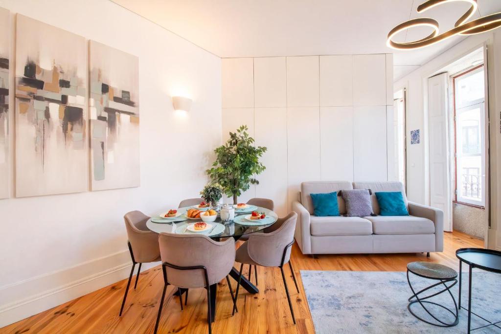 Bright Flat few steps to Aliados Av by LovelyStay