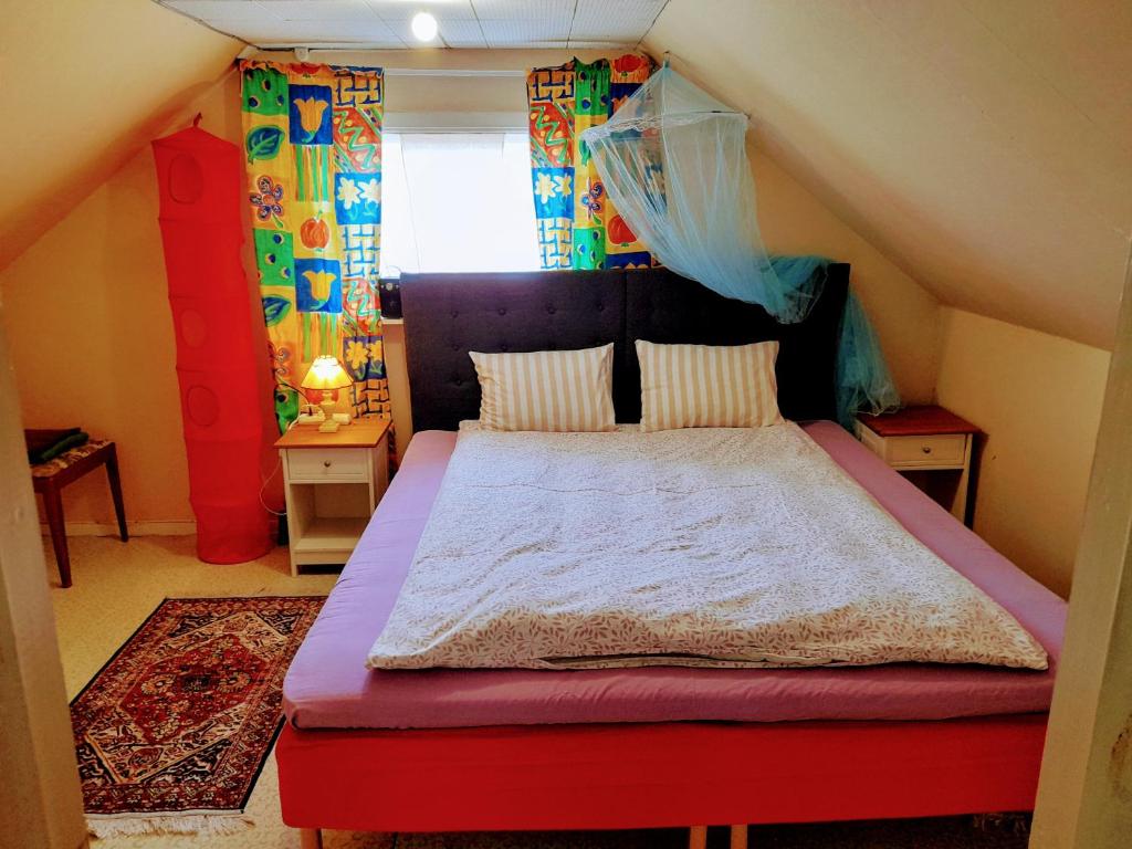 Postel nebo postele na pokoji v ubytování Small bedroom, outside toilet, shower kitchen, 120 m from Sandbach