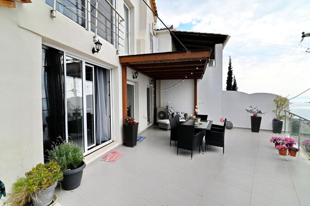 A balcony or terrace at Kalamata Suites