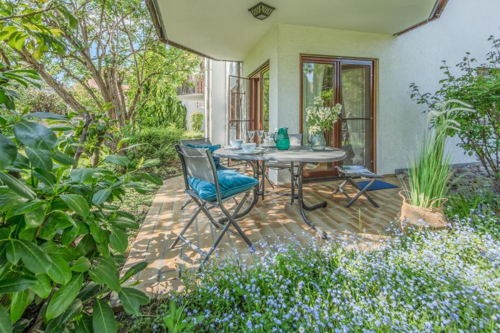 a patio with a table and chairs and plants at Seelilie in Moos