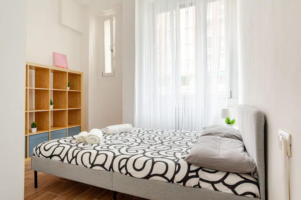 a white bedroom with a large bed in a room at San Siro-A 10 min a piedi da San Siro con WIFI in Milan