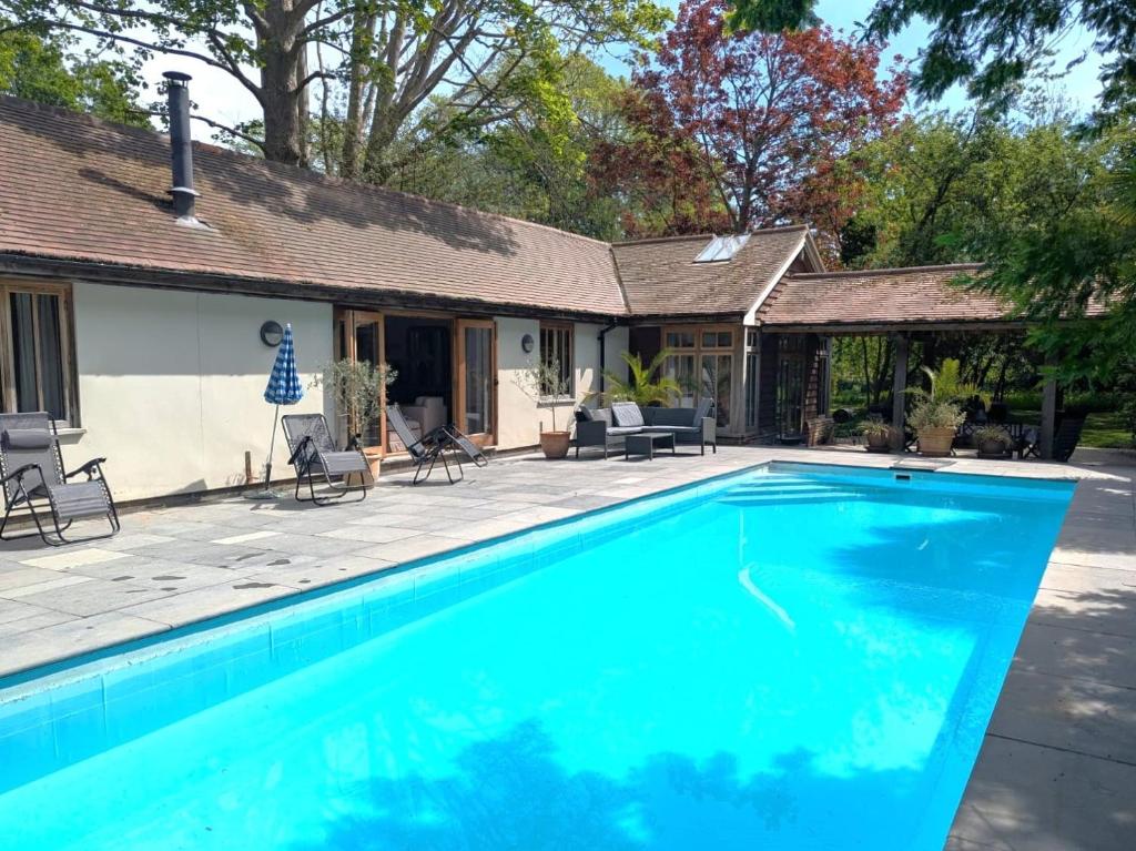 Swimmingpoolen hos eller tæt på Rural Cottage Retreat, Near Goodwood Festival of Speed, Dog Friendly with Shared Outdoor Pool, gardens & Tennis, Free Parking! Chichester Holiday Properties