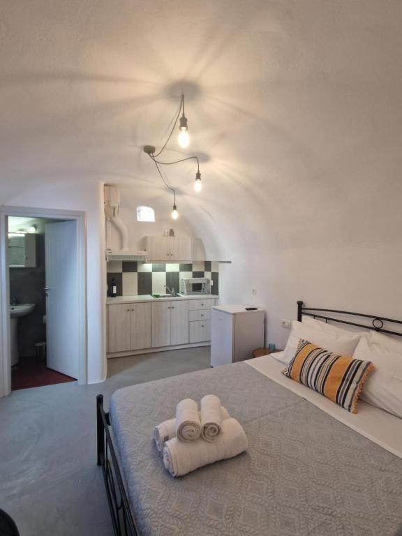 Postel nebo postele na pokoji v ubytování Studio Canava Santorini by ΜΡS