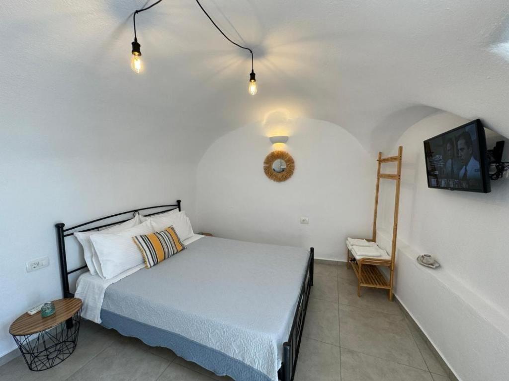 Postel nebo postele na pokoji v ubytování Studio Canava Santorini by ΜΡS