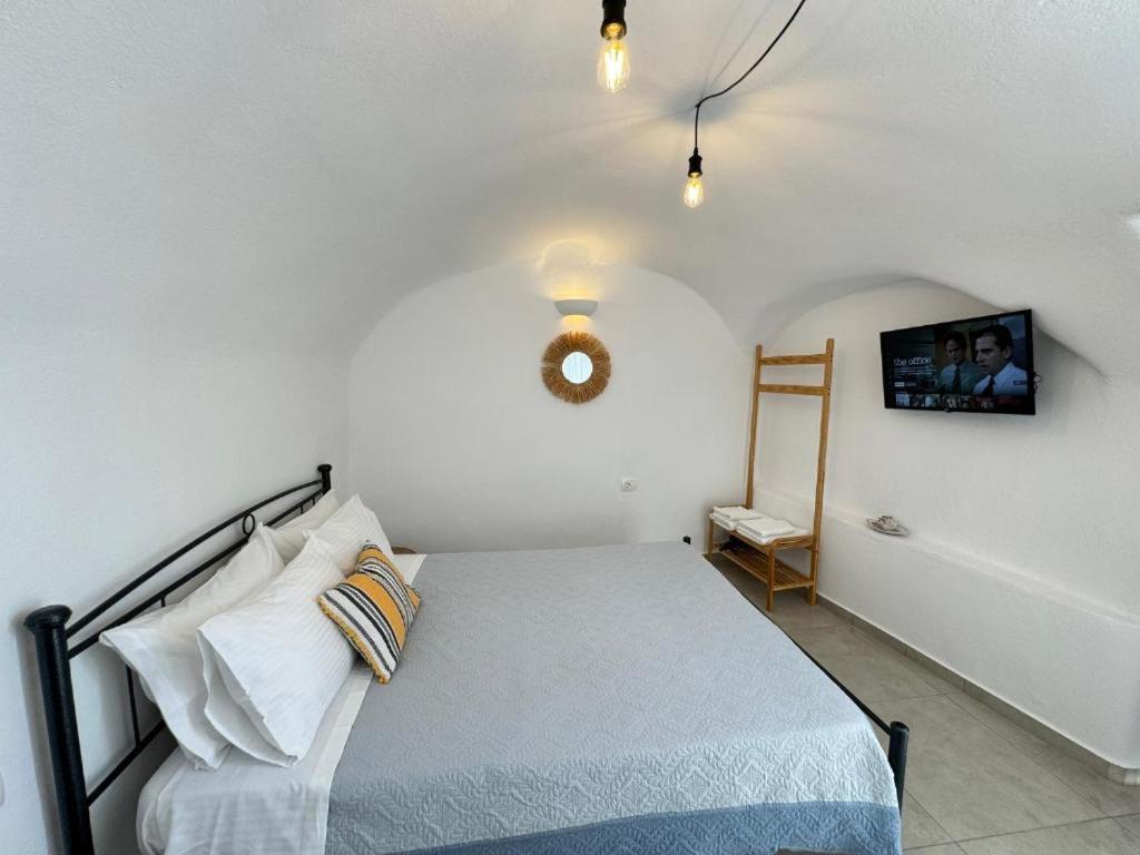 Postel nebo postele na pokoji v ubytování Studio Canava Santorini by ΜΡS