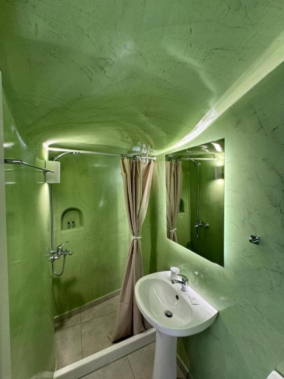Koupelna v ubytování Studio Canava Santorini by ΜΡS