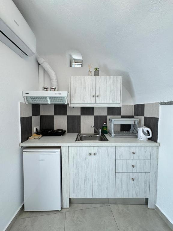 Kuchyň nebo kuchyňský kout v ubytování Studio Canava Santorini by ΜΡS