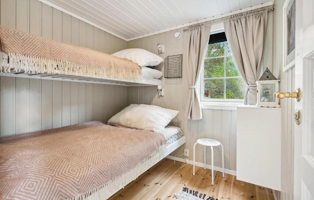 Postel nebo postele na pokoji v ubytování 4 Bedroom Beautiful Home In Lødingen