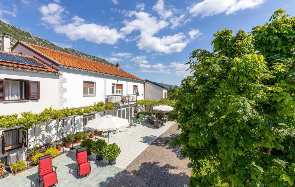 Budova, kde se prázdninový dům nachází