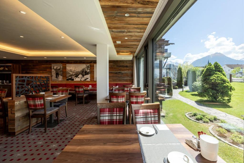 Nespecifikovaný výhled na hory nebo výhled na hory při pohledu z hotelu