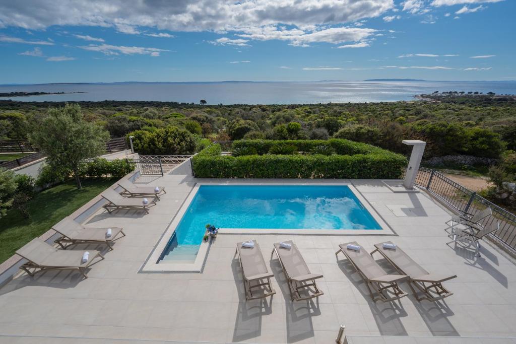 basen z leżakami i basen w obiekcie Villas Royal I with Private Pool w Novalji