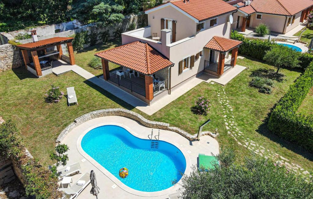 una vista aerea di una casa con piscina di Villa Orchidea a Višnjan (Visignano)