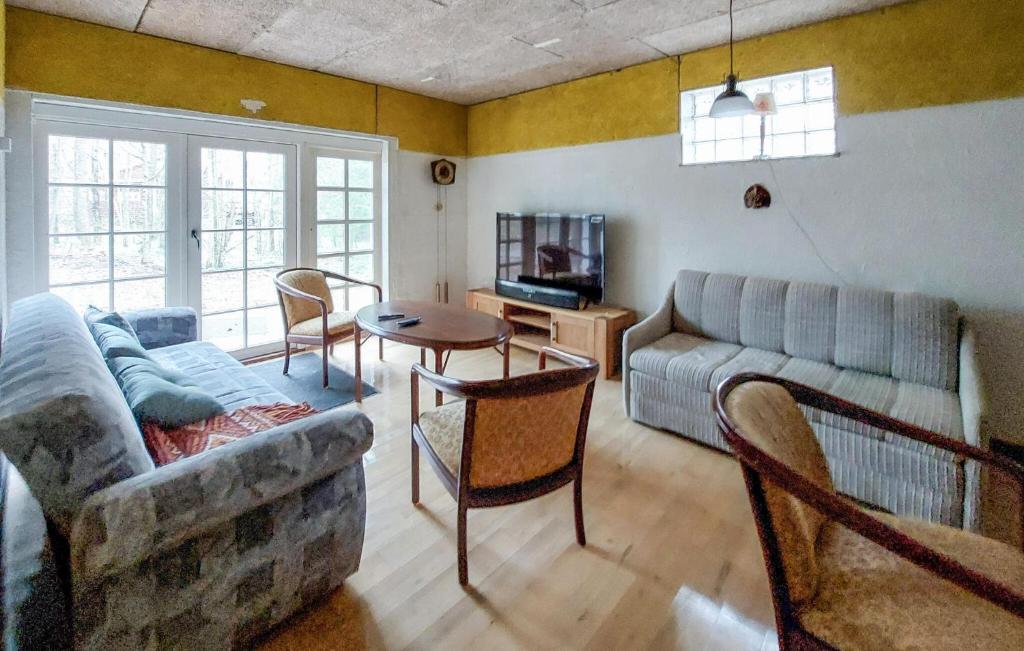 Gorgeous Apartment In Åsljunga