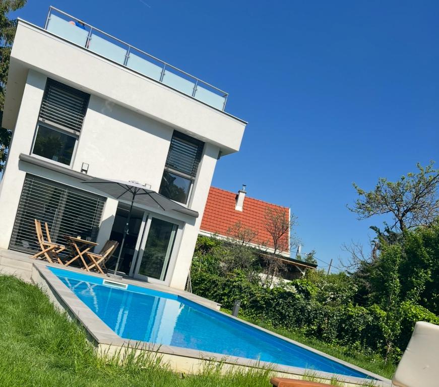 Bazén v ubytování Villa Jäger mit Pool in Wien nebo v jeho okolí
