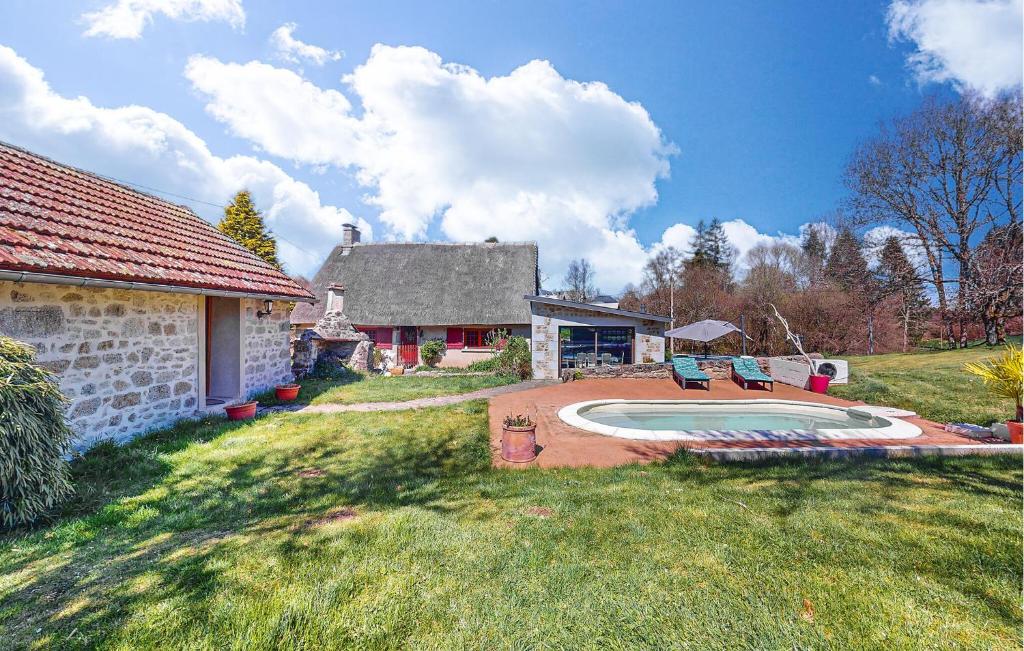 Κήπος έξω από το Awesome Home In Saint-Oradoux-De-Chiro