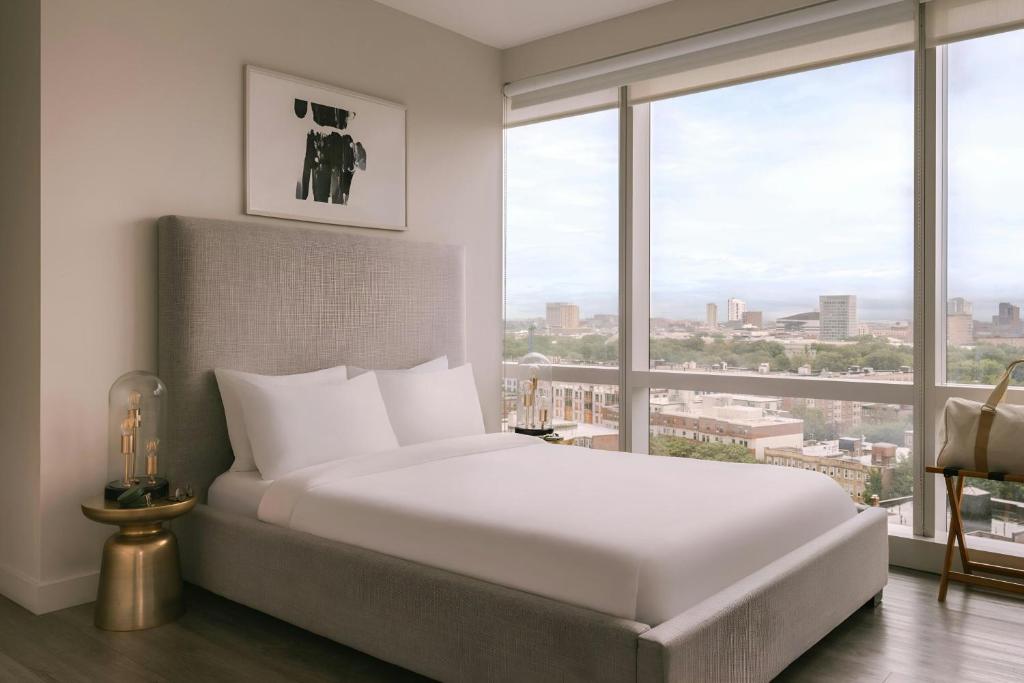 Postel nebo postele na pokoji v ubytování Sonder by Marriott Bonvoy Pierce Boston Apartments Fenway