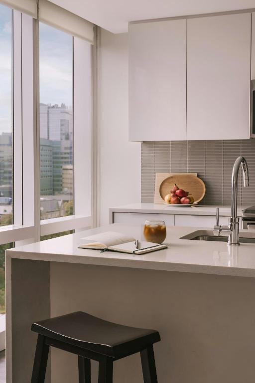 Kuchyň nebo kuchyňský kout v ubytování Sonder by Marriott Bonvoy Pierce Boston Apartments Fenway