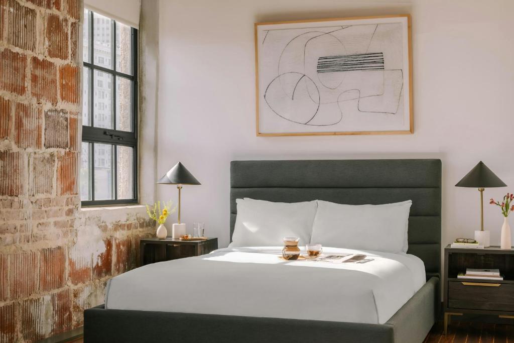 Ein Bett oder Betten in einem Zimmer der Unterkunft Sonder by Marriott Bonvoy The Schaeffer Apartments French Quarter