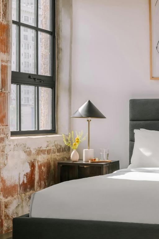 Ein Bett oder Betten in einem Zimmer der Unterkunft Sonder by Marriott Bonvoy The Schaeffer Apartments French Quarter