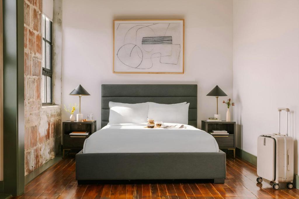 Ein Bett oder Betten in einem Zimmer der Unterkunft Sonder by Marriott Bonvoy The Schaeffer Apartments French Quarter