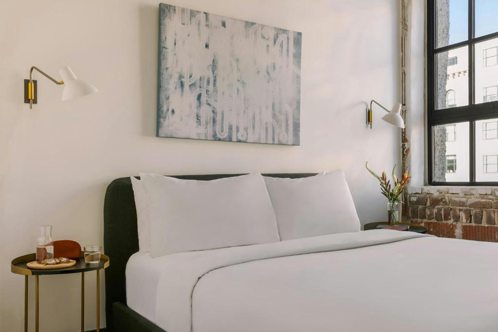 Ein Bett oder Betten in einem Zimmer der Unterkunft Sonder by Marriott Bonvoy The Schaeffer Apartments French Quarter