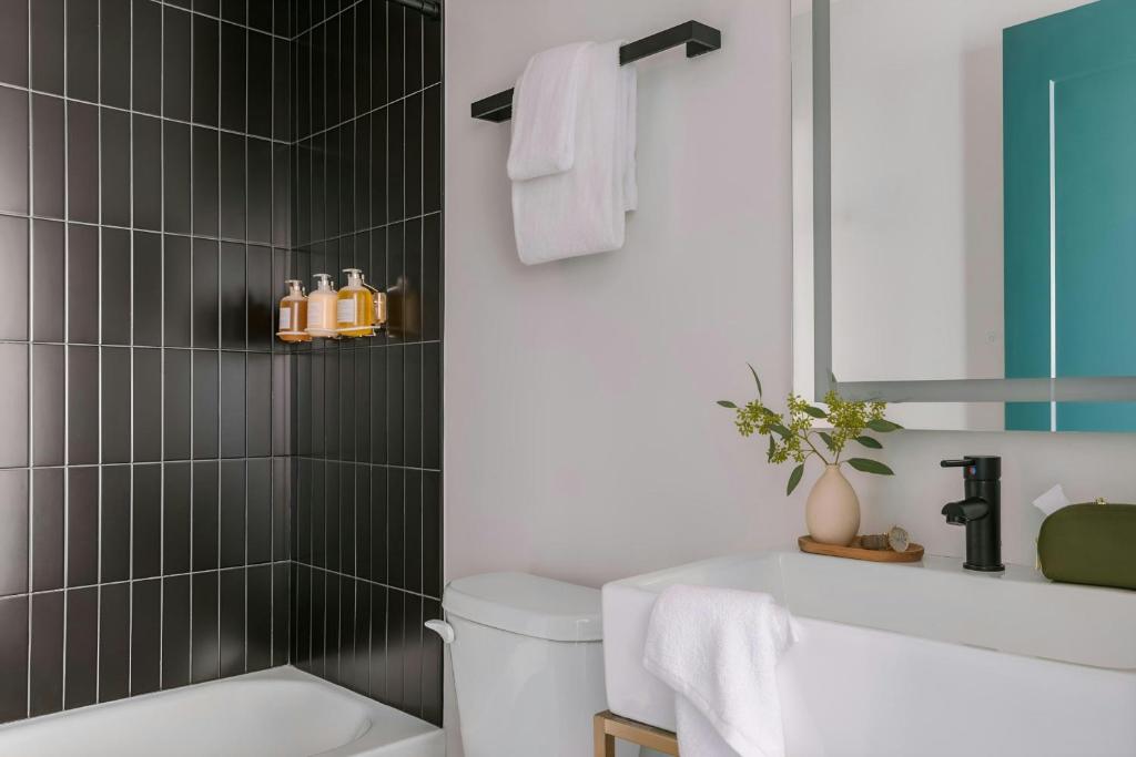 Ein Badezimmer in der Unterkunft Sonder by Marriott Bonvoy The Schaeffer Apartments French Quarter