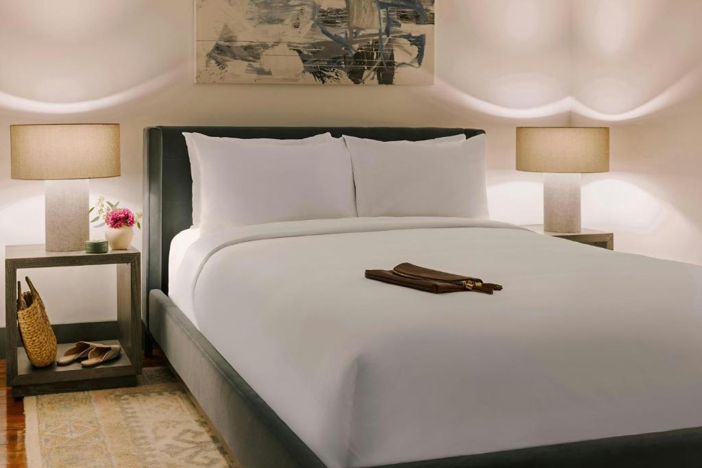 Ein Bett oder Betten in einem Zimmer der Unterkunft Sonder by Marriott Bonvoy The Schaeffer Apartments French Quarter
