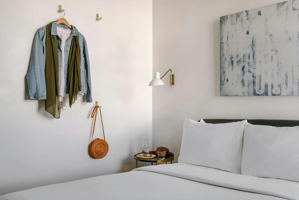Ein Bett oder Betten in einem Zimmer der Unterkunft Sonder by Marriott Bonvoy The Schaeffer Apartments French Quarter