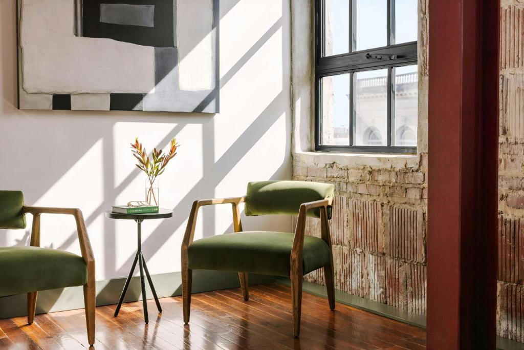 Ein Sitzbereich in der Unterkunft Sonder by Marriott Bonvoy The Schaeffer Apartments French Quarter