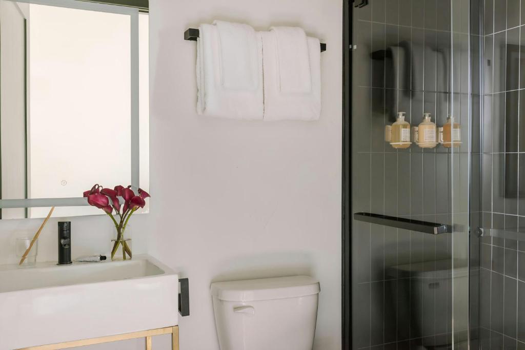 Ein Badezimmer in der Unterkunft Sonder by Marriott Bonvoy The Schaeffer Apartments French Quarter