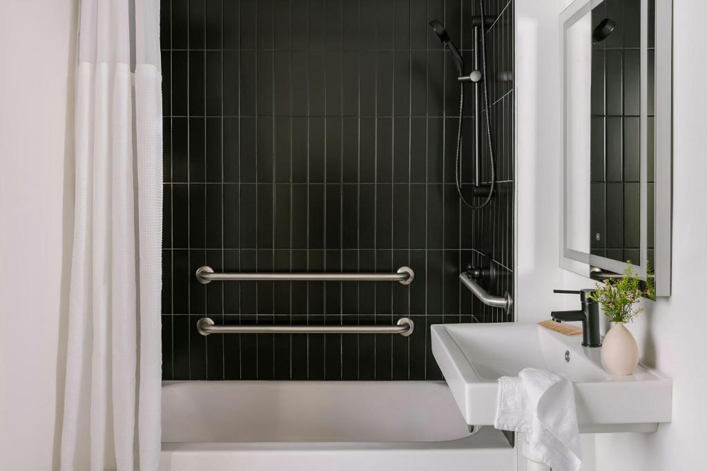 Ein Badezimmer in der Unterkunft Sonder by Marriott Bonvoy The Schaeffer Apartments French Quarter