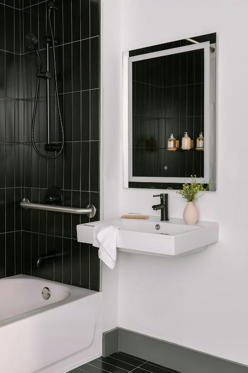 Ein Badezimmer in der Unterkunft Sonder by Marriott Bonvoy The Schaeffer Apartments French Quarter